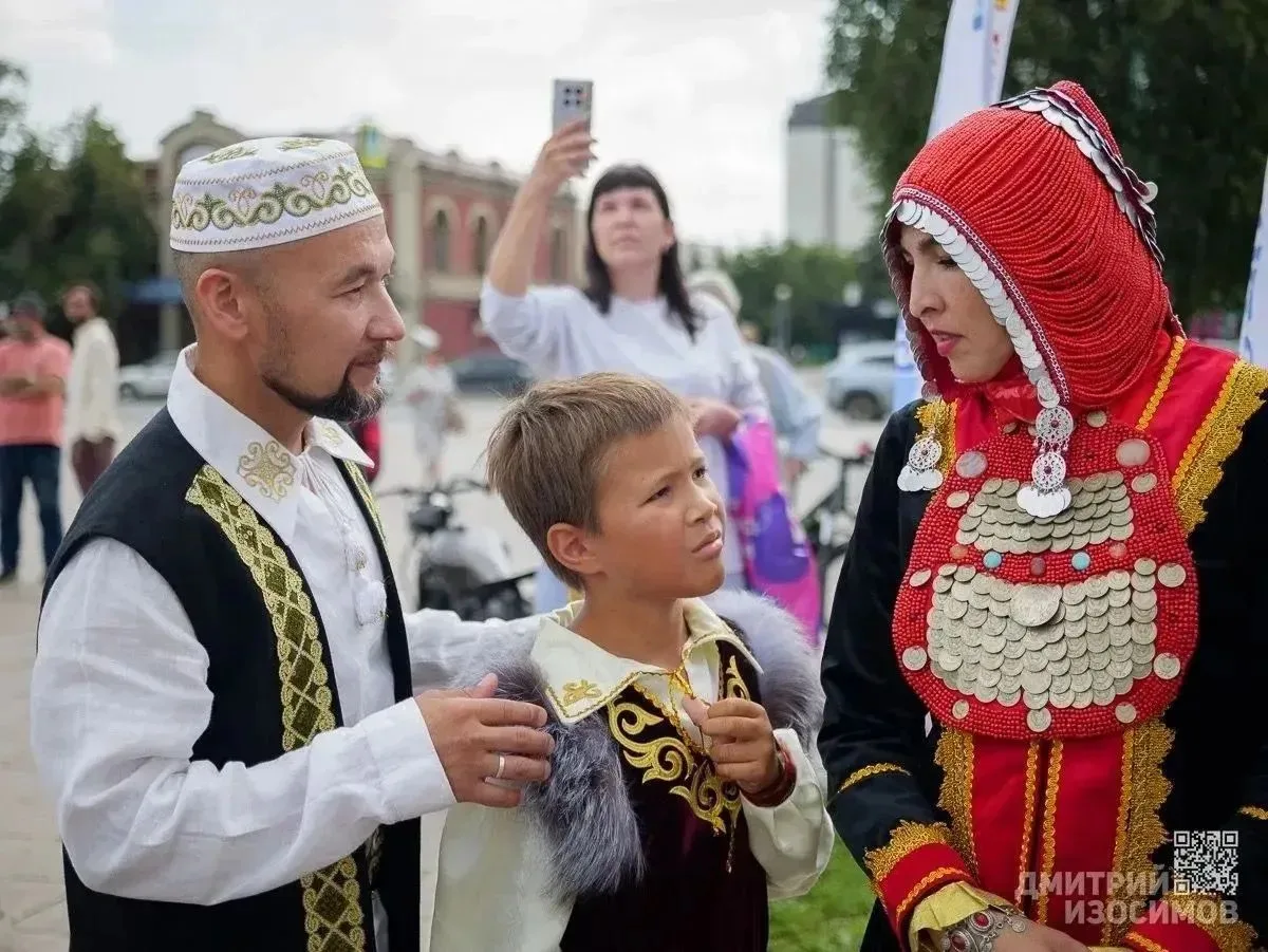 18 июля на Цветном бульваре в Тюмени прошёл фестиваль этномоды «Врата Сибири», приуроче...