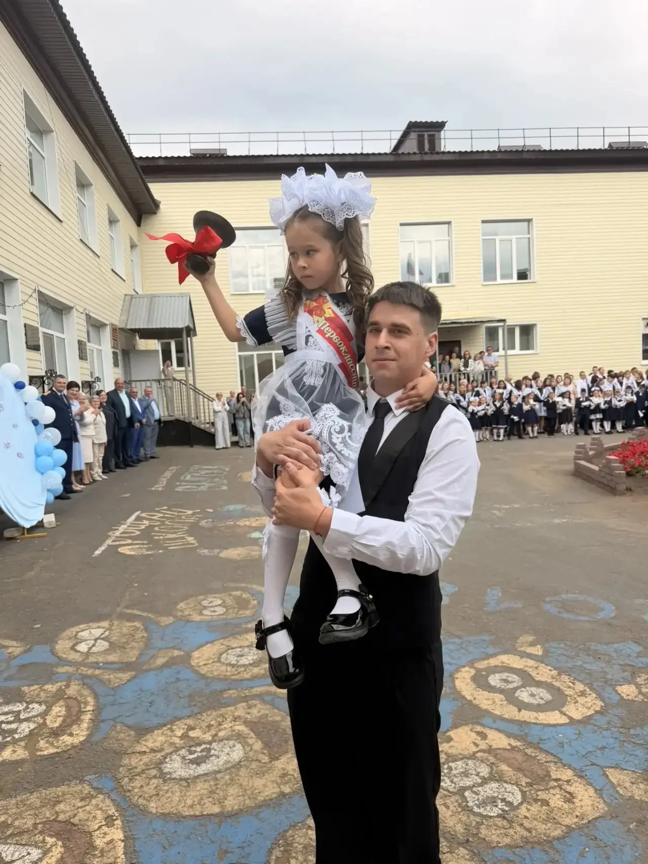 🎓 С новым учебным годом! Сегодня, 1 сентября, школьный двор снова наполнился музыкой, ...