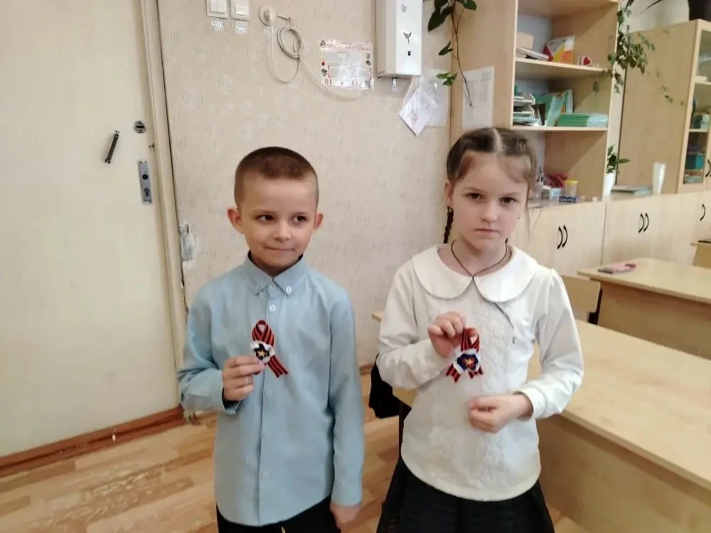 📍 Вчера в 1 Е классе прошëл мастер-класс по изготовлению декоративной броши с использованием символа