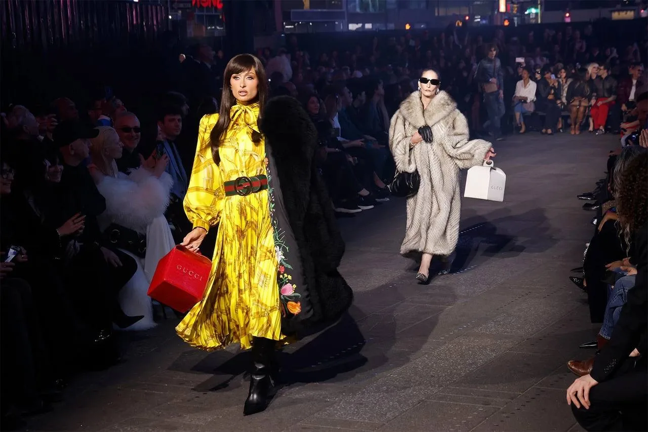 Gucci провел в Нью-Йорке показ , который стал целым  городским перформансом : Times Square превратил