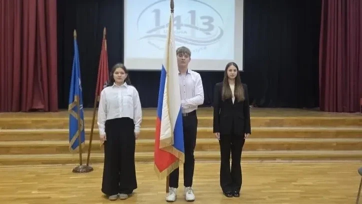 🌟 Торжественное начало дня!  Сегодняшний учебный день в нашей школе начался с особой церемонии — тор