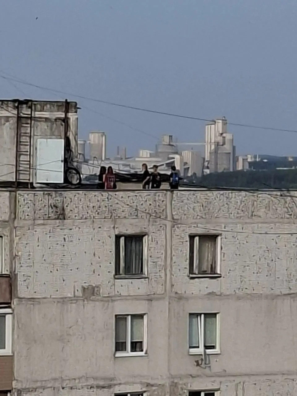 Набережная Дмитрия Донского 33.Дети по крышам бегают!
