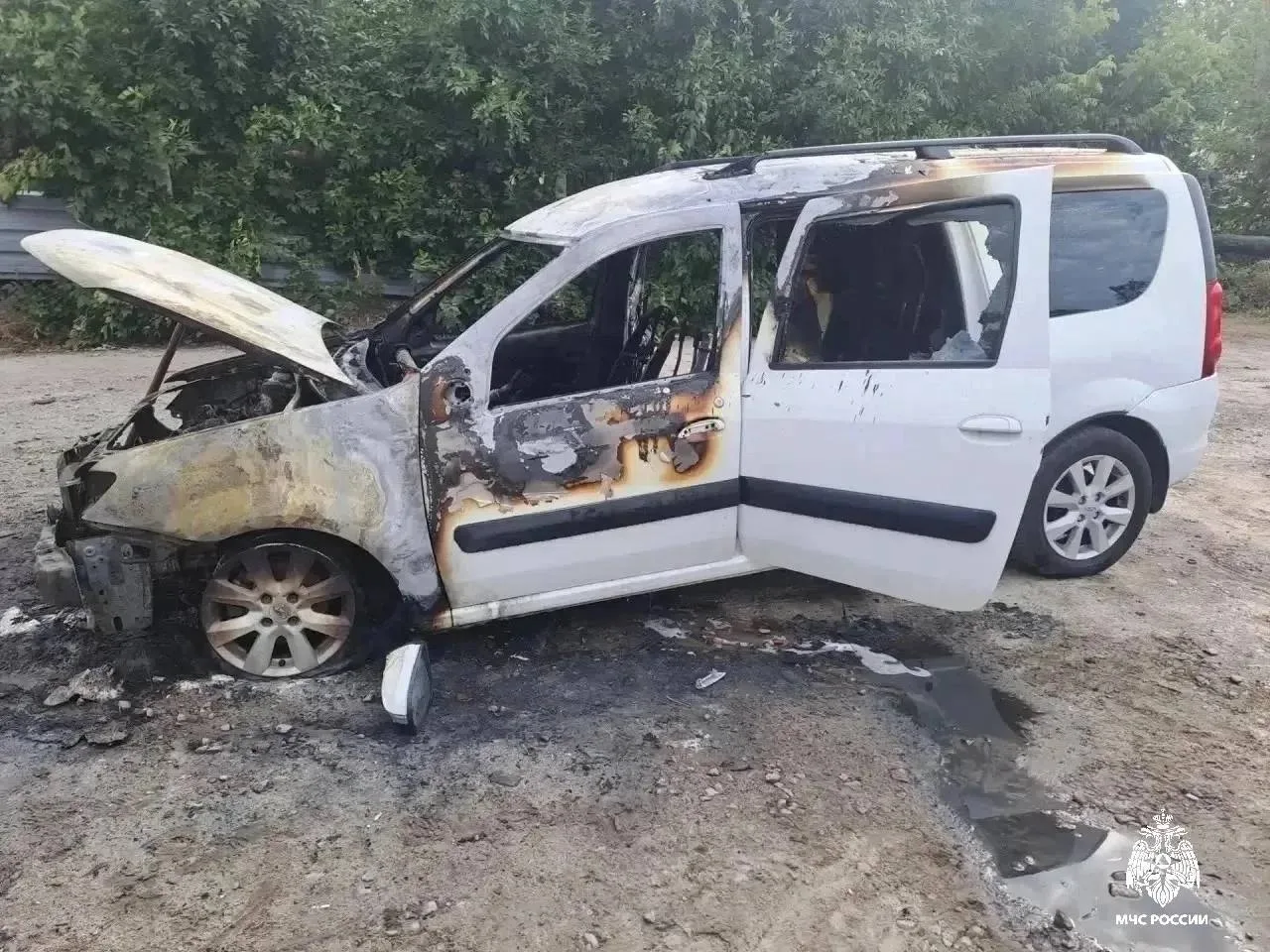Вчера на улице Архитектора Бутовой огонь полностью охватил автомобиль "Лада Ларгус" 202...