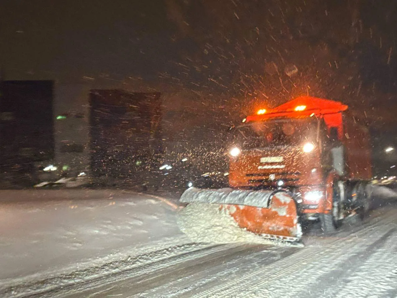 Очередной циклон заставил поработать в усиленном режиме   🚜 На уборке снега техника и сотрудники дор