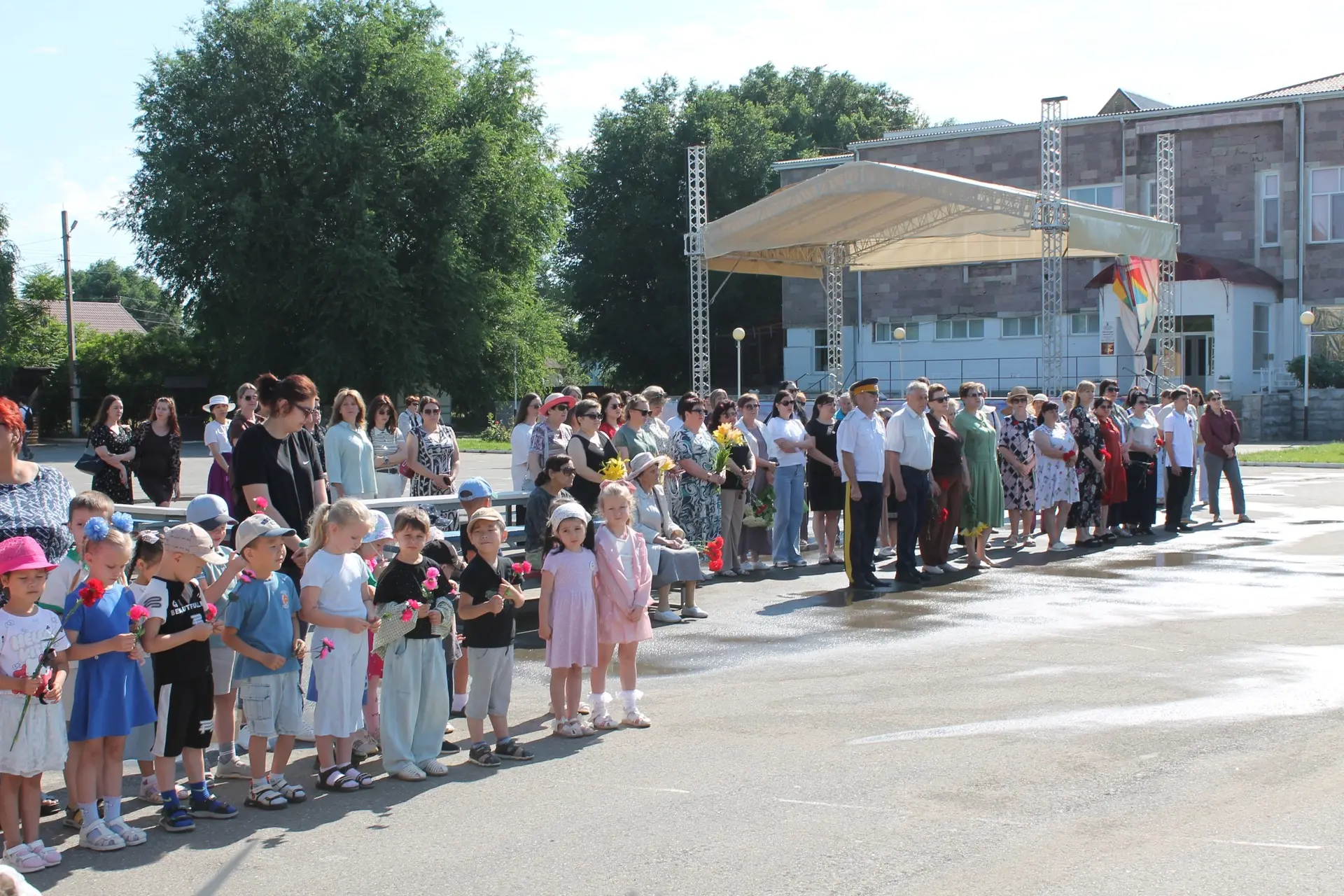 22 июня на центральном площади поселка Лиман прошло торжественное мероприятие, посвящён...