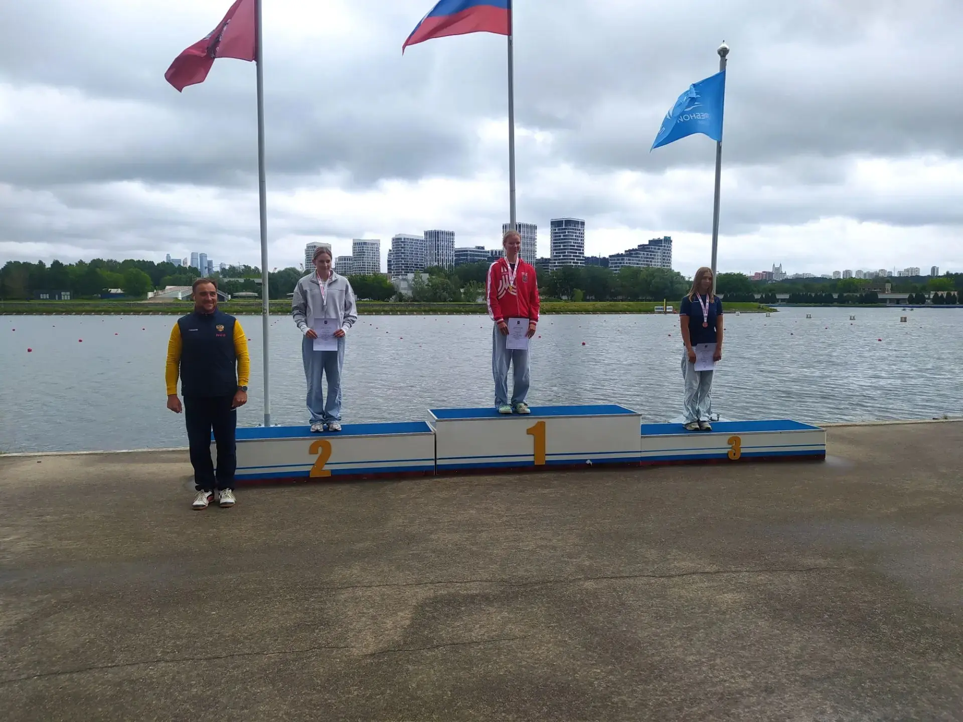 Спортсмены «Юности Москвы» с медалями столичного первенства по гребле на байдарках и каноэ

На моско