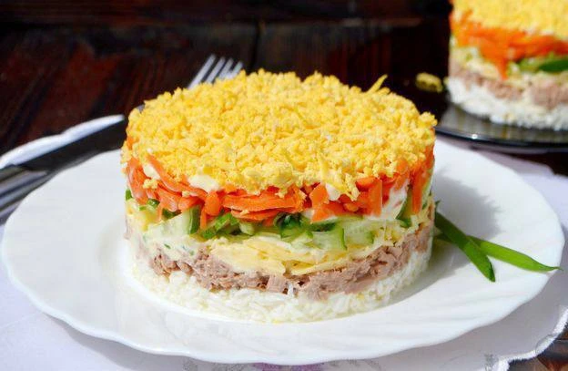Салат с тунцом, яйцом и сыром