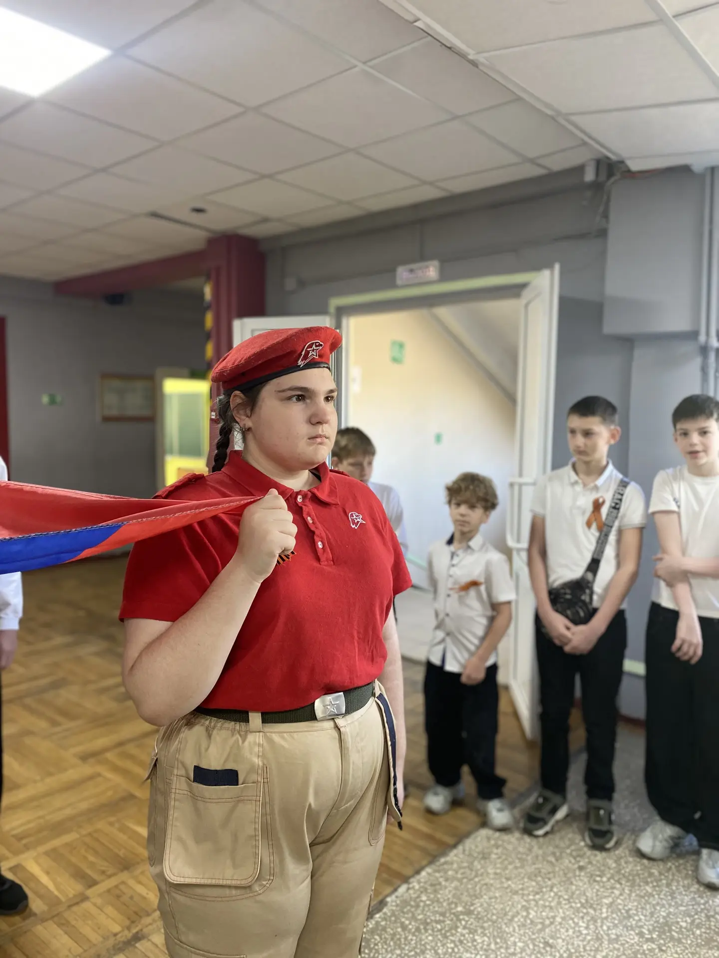 🌸Новая весенняя неделя!   🇷🇺27 апреля в школе прошли торжественные церемонии поднятия флага России и