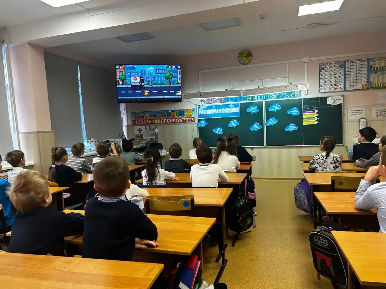 2 февраля 2026 года в МОУ СОШ имени Д. И. Зернова прошла линейка и торжественная церемония поднятия 
