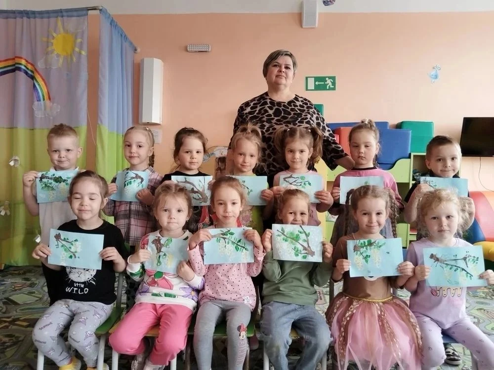 Вновь к черемухе душистой
Пчелы ранние летят.
Свет ее, как снег пушистый
На серебряных ветвях.
Воспи