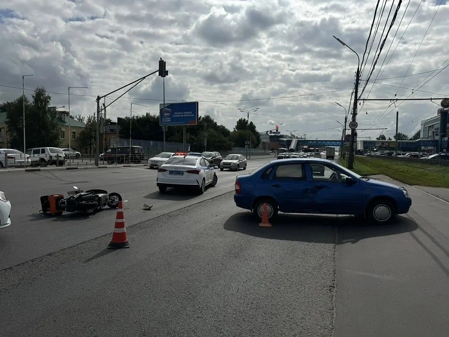 В Орле на Кромском шоссе в ДТП пострадала водитель скутера