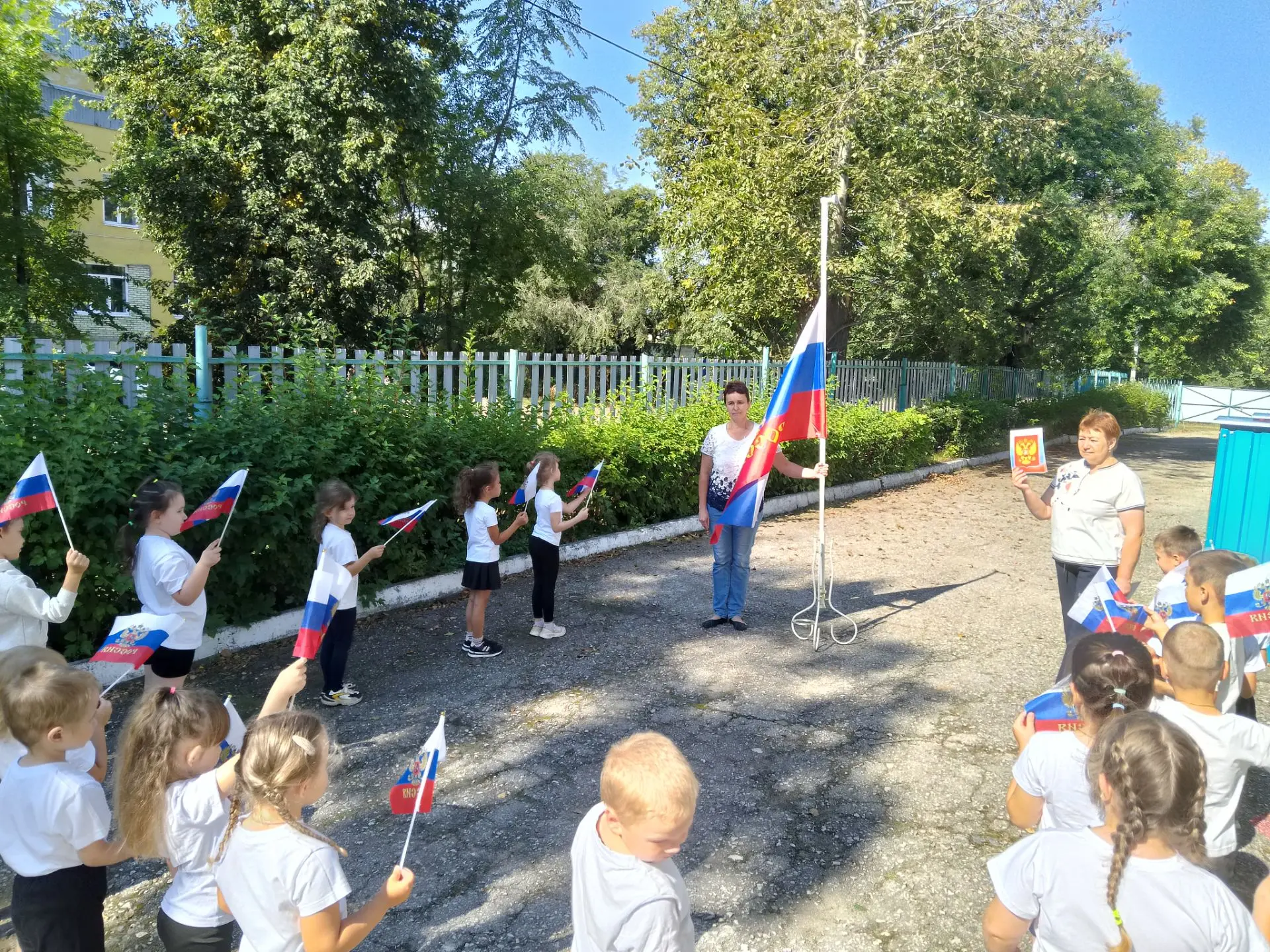Торжественный и патриотический праздник "День Российского Флага" 🇷🇺 прошёл в МБДОУ ДС...