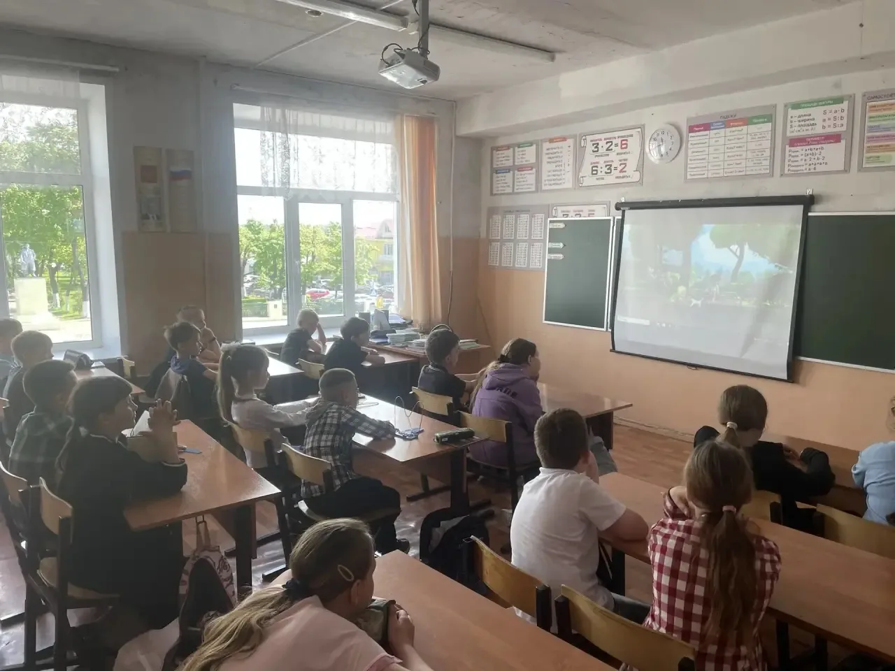 В нашей школе прошли классные часы «Разговоры о безопасности» на тему «Как сказать „нет...