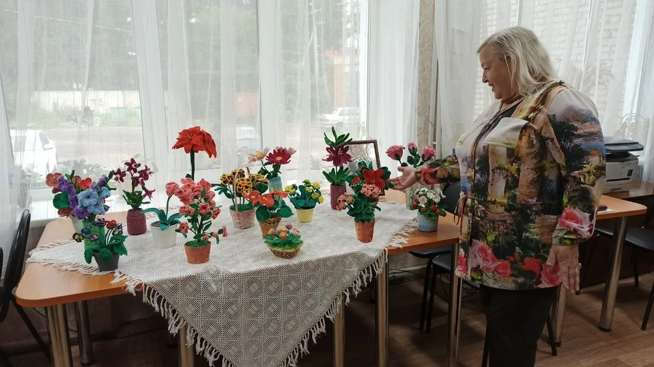 В Центральной библиотеке проходит выставка вязаных цветов, автором которой является Валентина Алексе