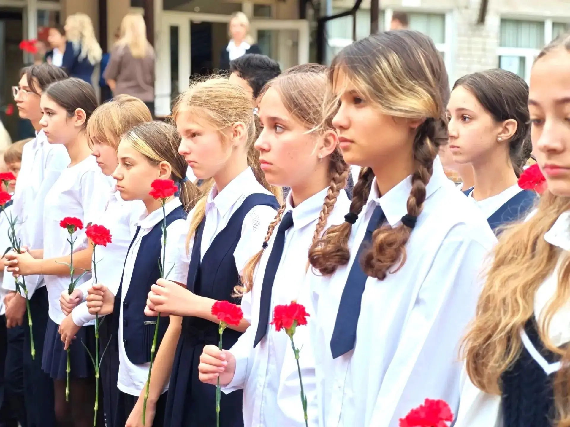 В ПАМЯТЬ ВЫПУСКНИКУ-ГЕРОЮ