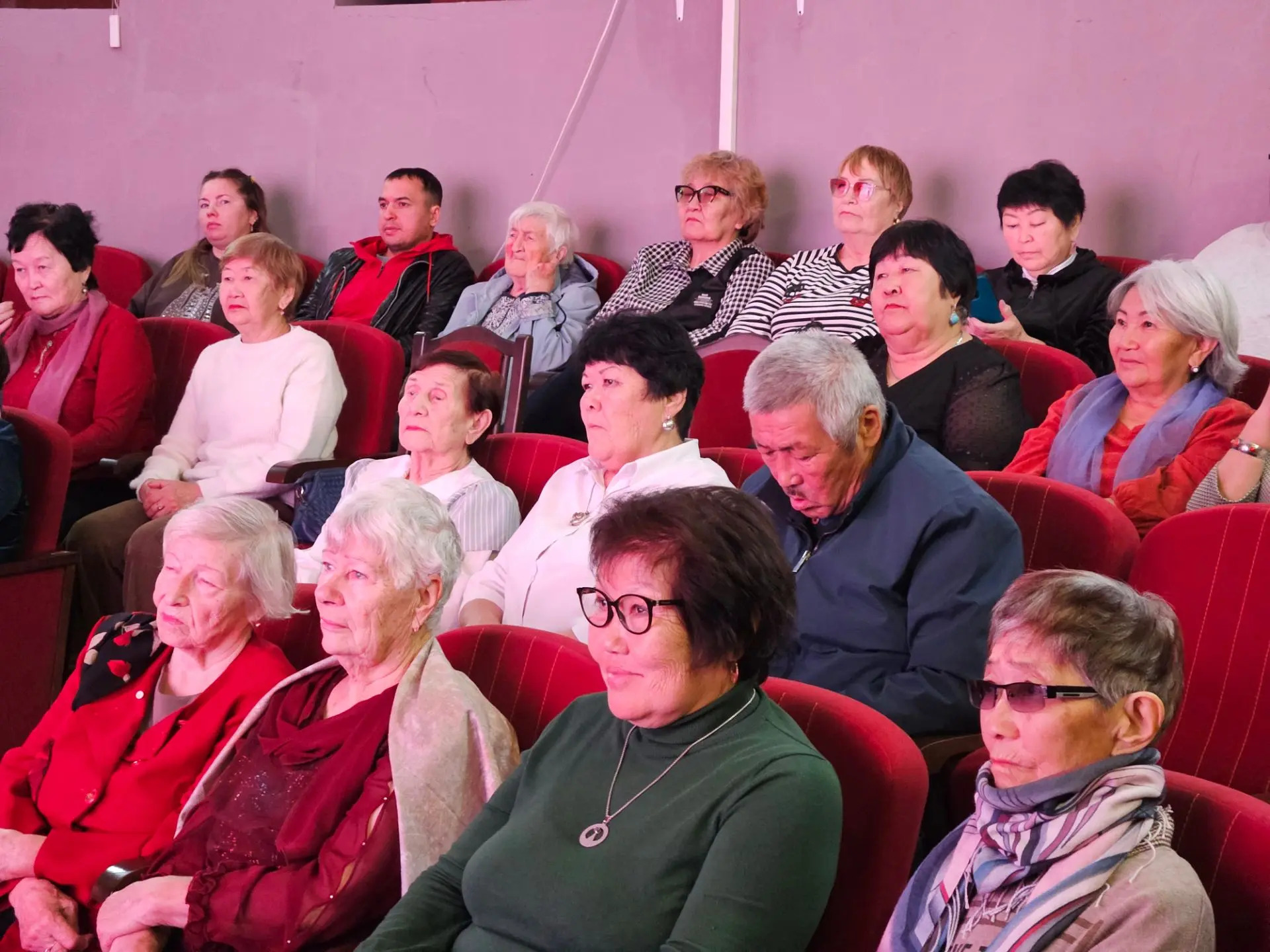 В Агинском театре «ДалиТЭ» прошел праздничный концерт «Мудрые сердца», посвященный Дню ...