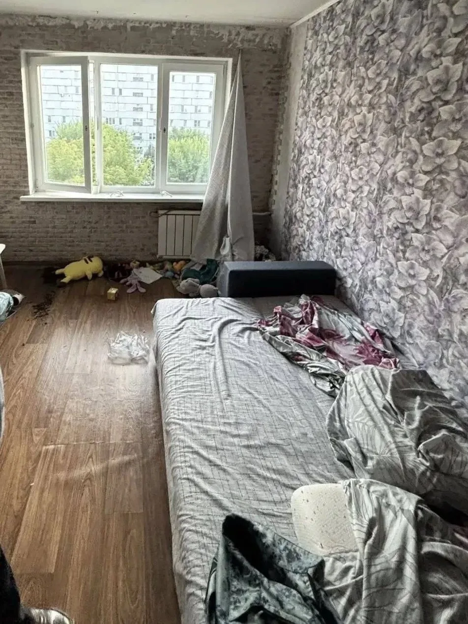 Двухлетний мальчик погиб после падения из окна в Красноярске.