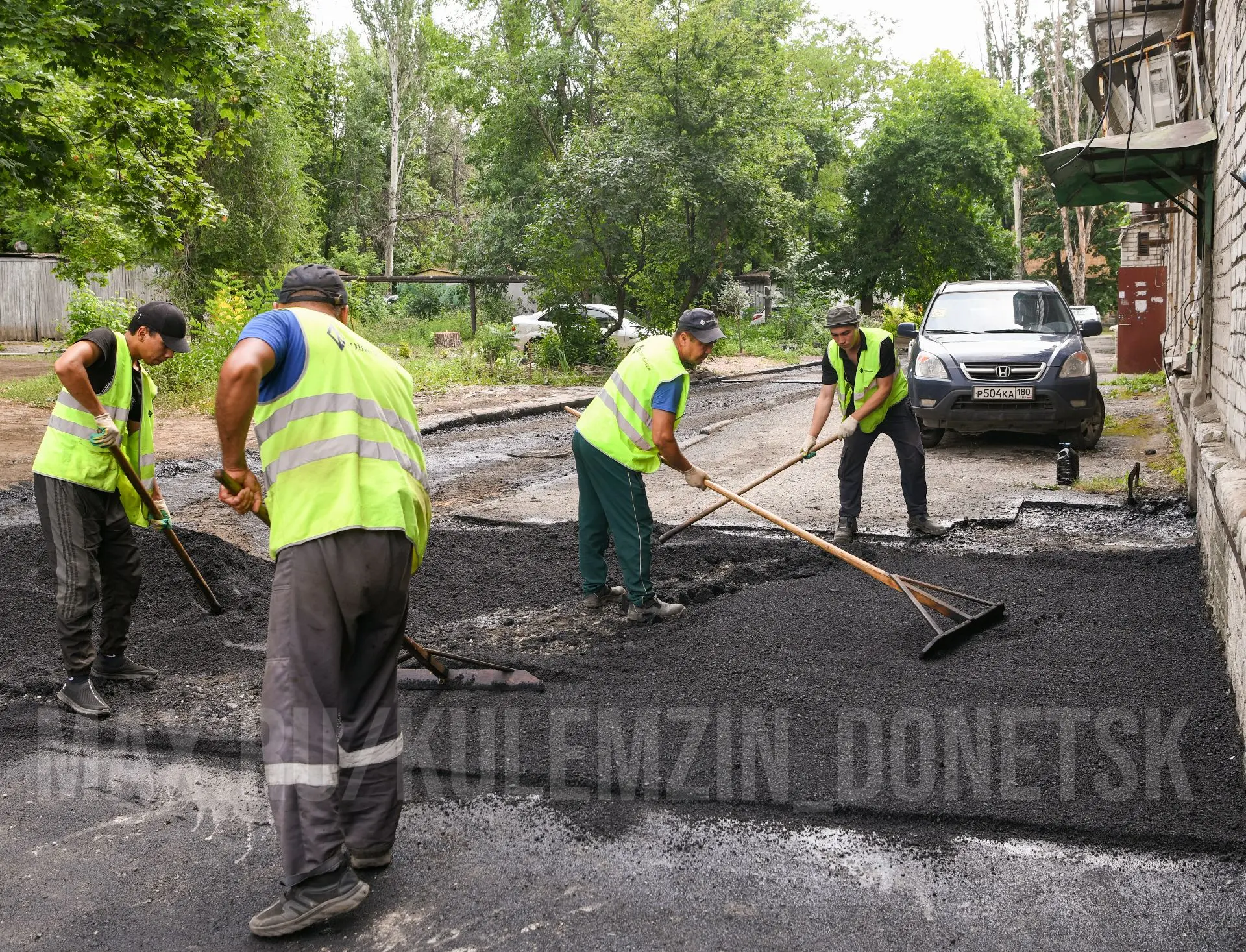 🚜 В Донецке продолжается ремонт внутриквартальных дорог.