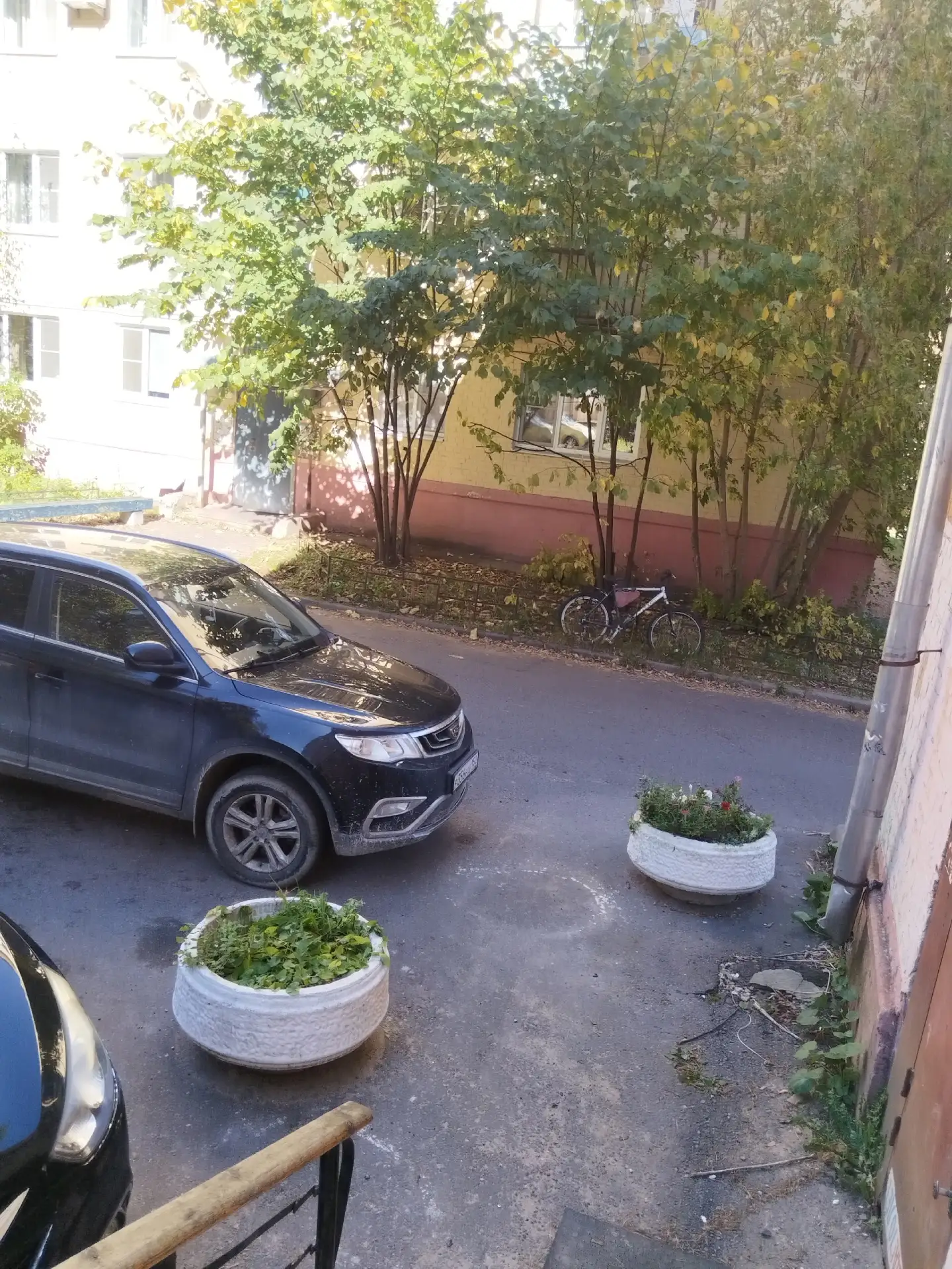 Уважаемые водители перестаньте ставить свои автомобили перед входом в подьезд на Ленина...