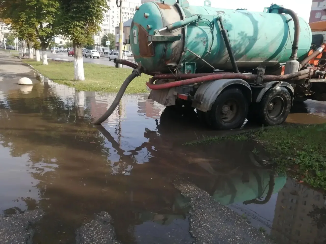Уважаемые жители! 

Силами МКУ «Городское хозяйство» проводятся работы по откачке дождевых вод с ули