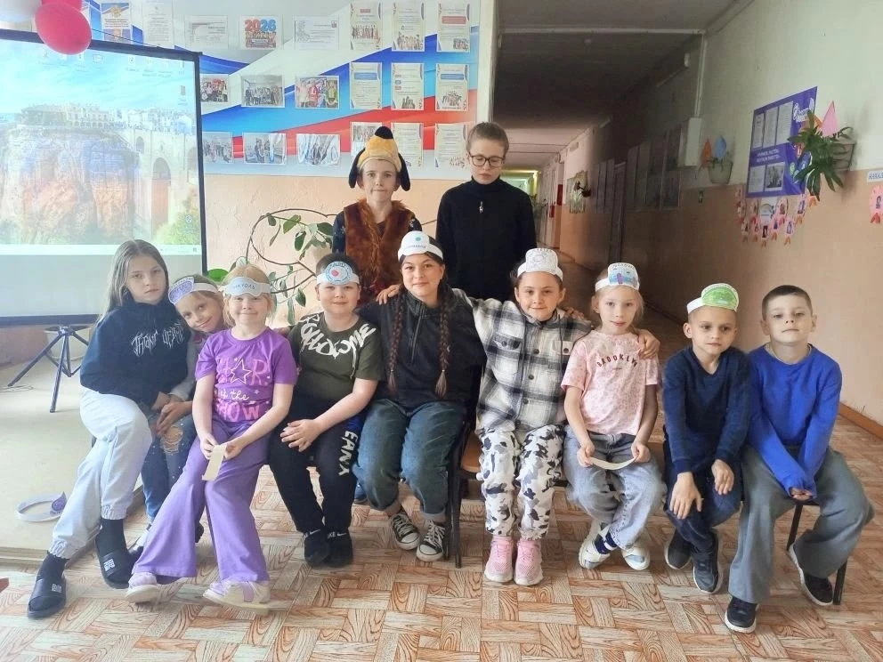 Новый день в нашем лагере начался как всегда с торжественной линейки и исполнения гимна...