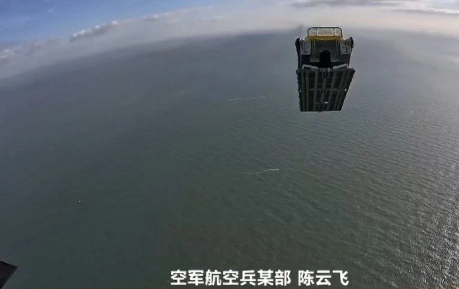 🇨🇳 Редкие кадры десантирования с военно-транспортного самолета Ил-76 ВВС НОАК на водн...
