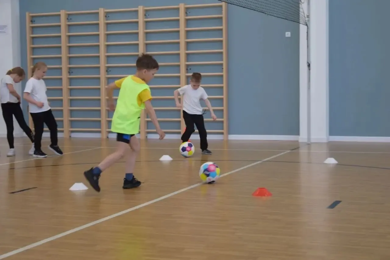 ⭐ Звёздочки футбола — в гостях у школы! ⚽  Сегодня на базе МАОУ СОШ №1 г. Светлогорска в рамках прое