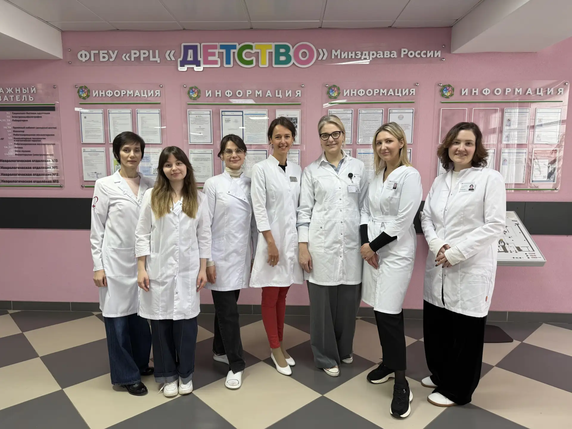 Студенты программы «Семейная психотерапия» НИУ ВШЭ проходят практику в Центре "Детство"...