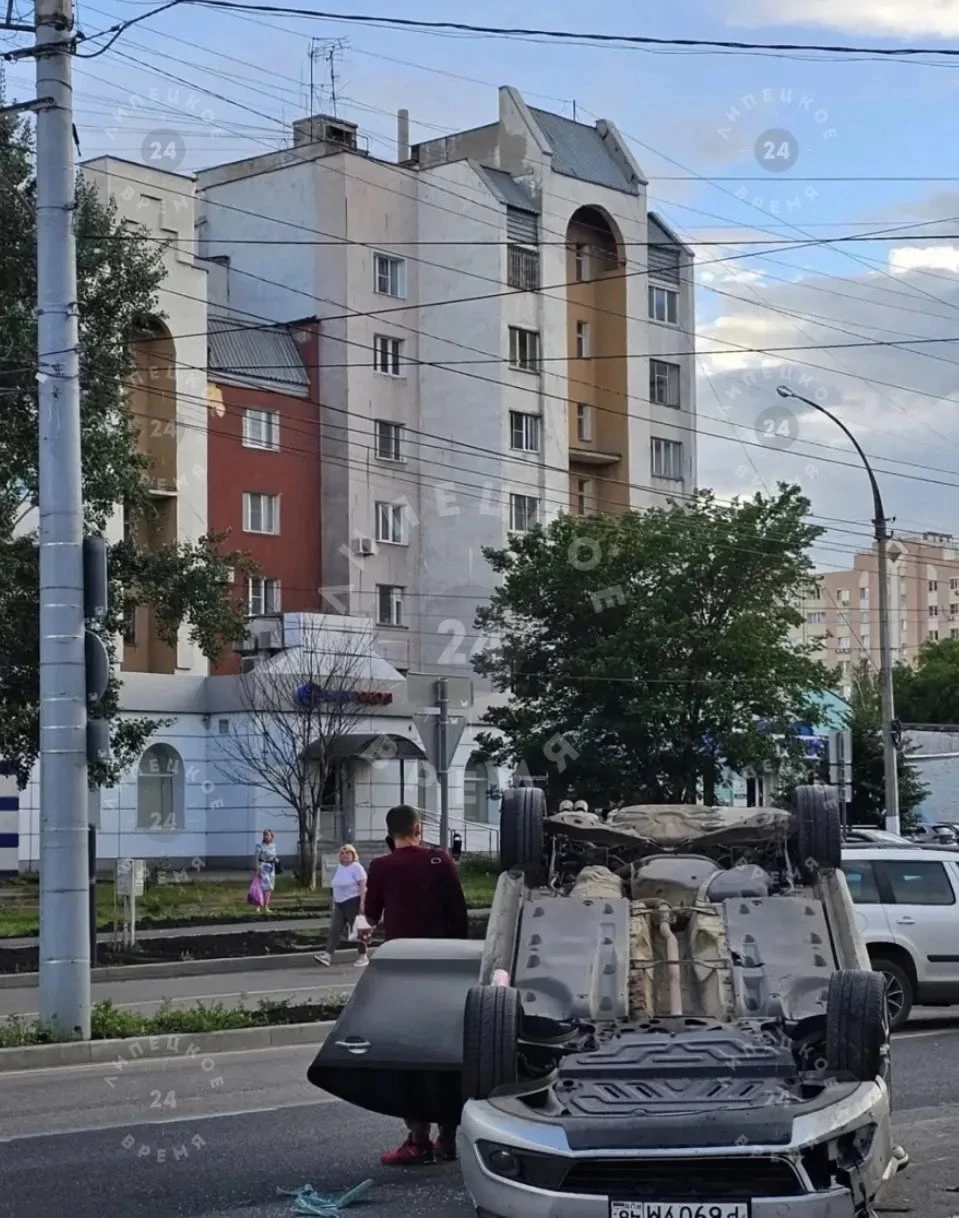 🚗 Легковушка перевернулась после столкновения