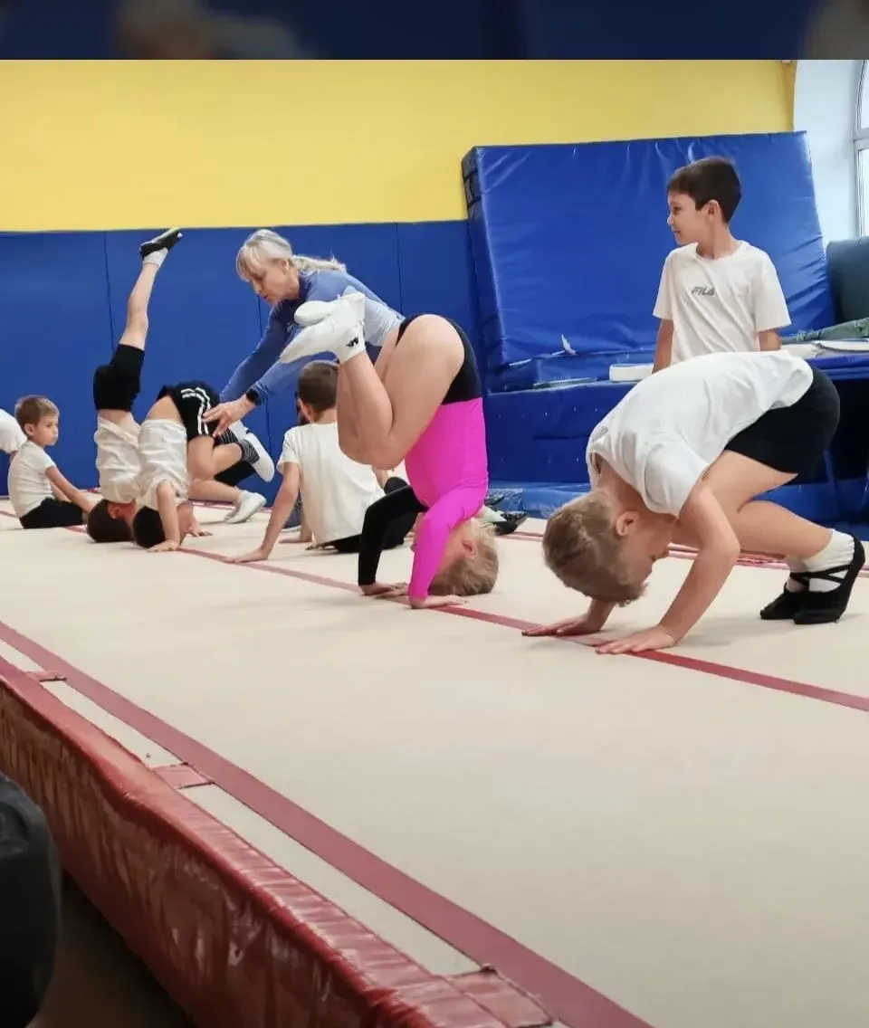 Когда родители рядом — и высота не страшна! 🤸‍♀️✨