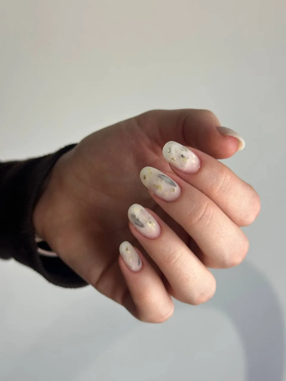 Из “ну уже пора на коррекцию” — в аккуратный молочный minimal 🤍