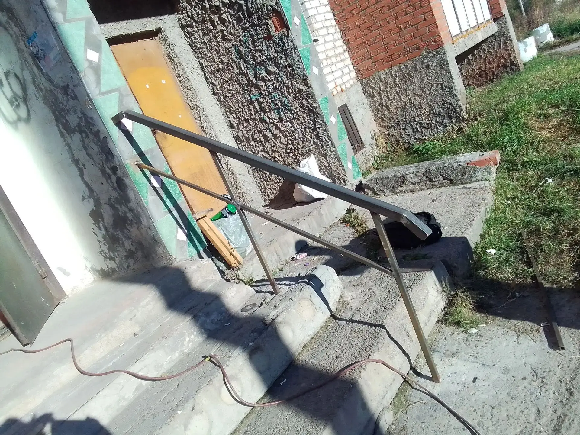 Установили поручни на одном из подъездов многоквартирного дома 6а-5. Осталось покрасить...