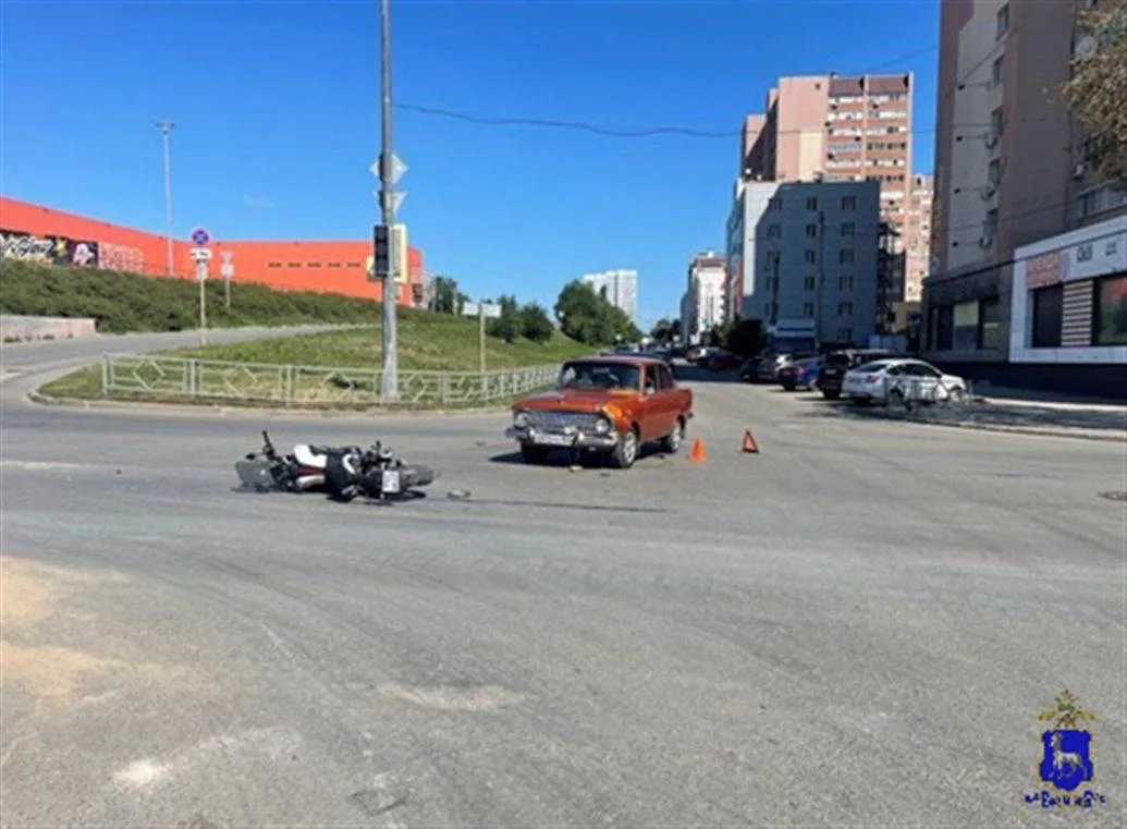 4 августа в Советском районе Самары в 8:45 произошло ДТП, в котором столкнулись "Москвич-412" и мото