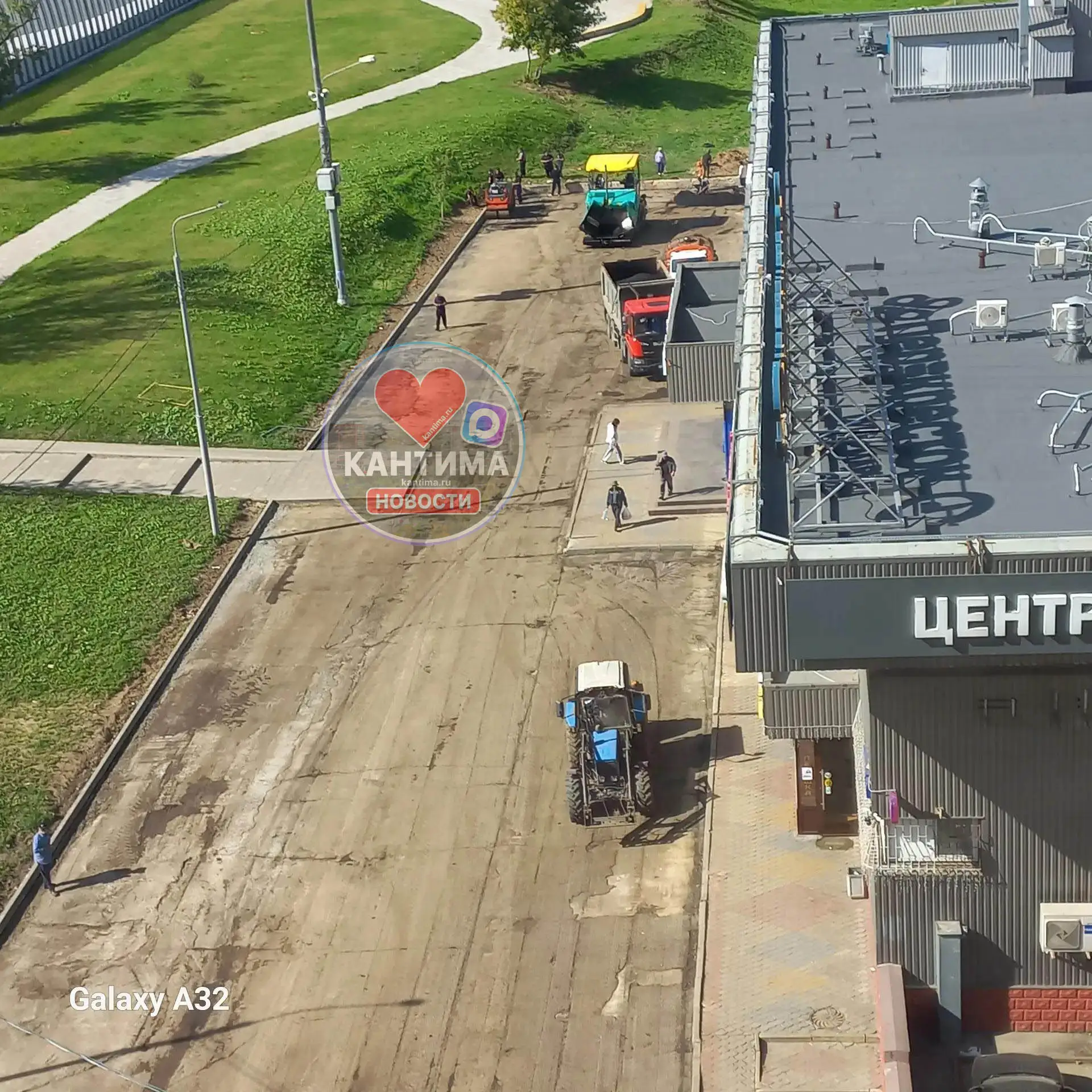 Напротив Перекреста меняют асфальт и бордюры.