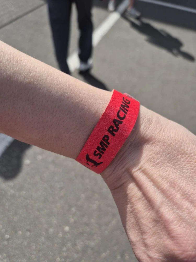 Сегодня студия закрыта. Я  сама не понимая оказалась тут.