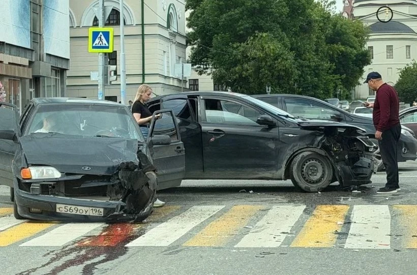 На перекрестке 8 марта - Декабристов столкнулись два авто

⚡ Подписаться. Екатеринбург Топор