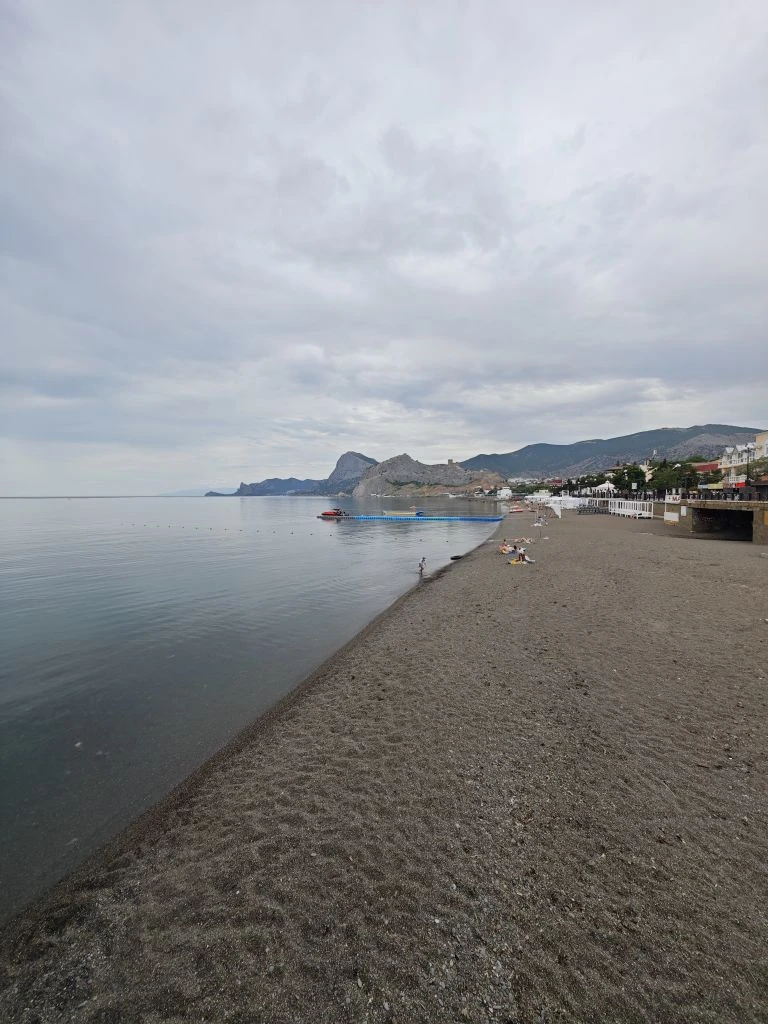 Сегодня в Крыму облачно, возможен дождь, но море чистое и спокойное. Но люди всё равно отдыхают на п