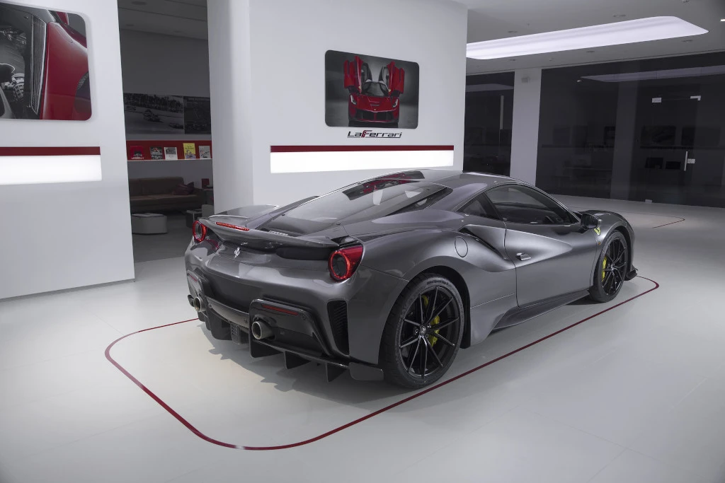 Ferrari 488 Pista — это экстремальный заднеприводный суперкар с турбированным двигателе...
