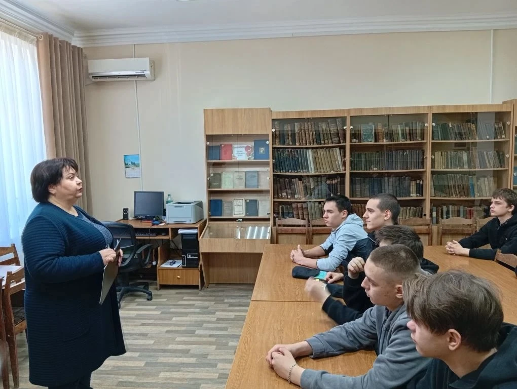 Сызрань литературная: репортаж из Центральной библиотеки  Студенты из клуба «Юный журналист» Сызранс