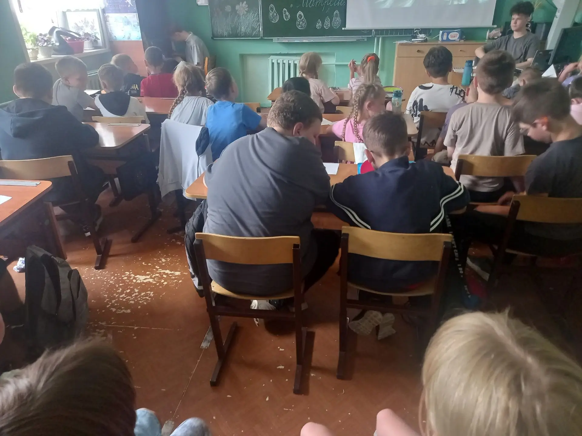 Десятый день в школьном лагере выдался насыщенным и увлекательным! 🌟 

Всё началось с бодрого утрен