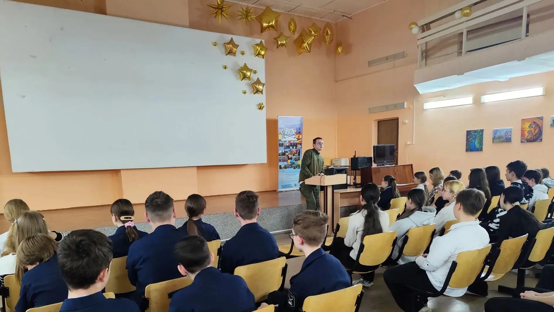 ⭐В нашей школе состоялась особенная встреча — гостем стал Матвей, наш выпускник и участник специальн