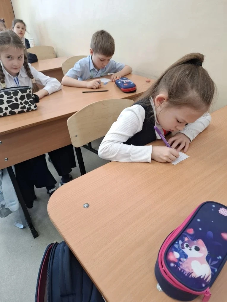 Наш 1 «Е» класс окунулся в космическую атмосферу 🌍🪐. В рамках недели космоса для детей провели викто