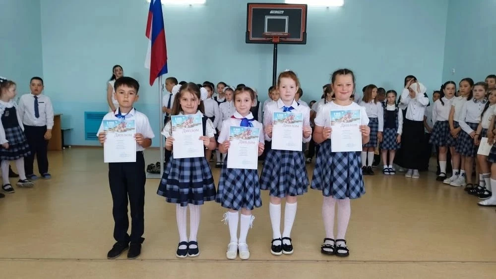 🏠💐Сегодня в начальных классах прошла итоговая общешкольная линейка  «Итоги года. Впереди лето!».🏵