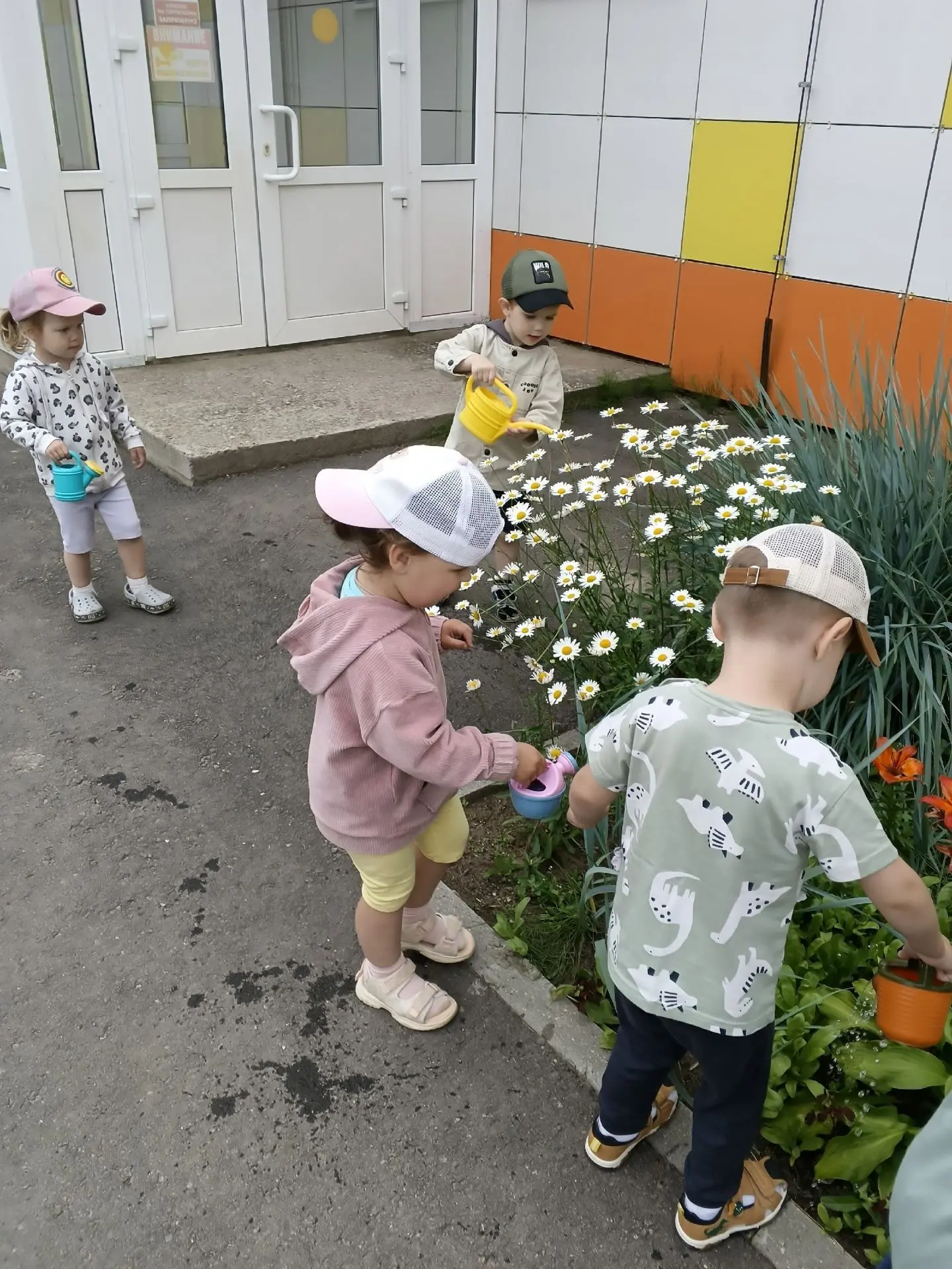 Цветочки рады, ребята счастливы! Сегодня ребята из группы «Бусинки» поливали клумбу из леек и говори