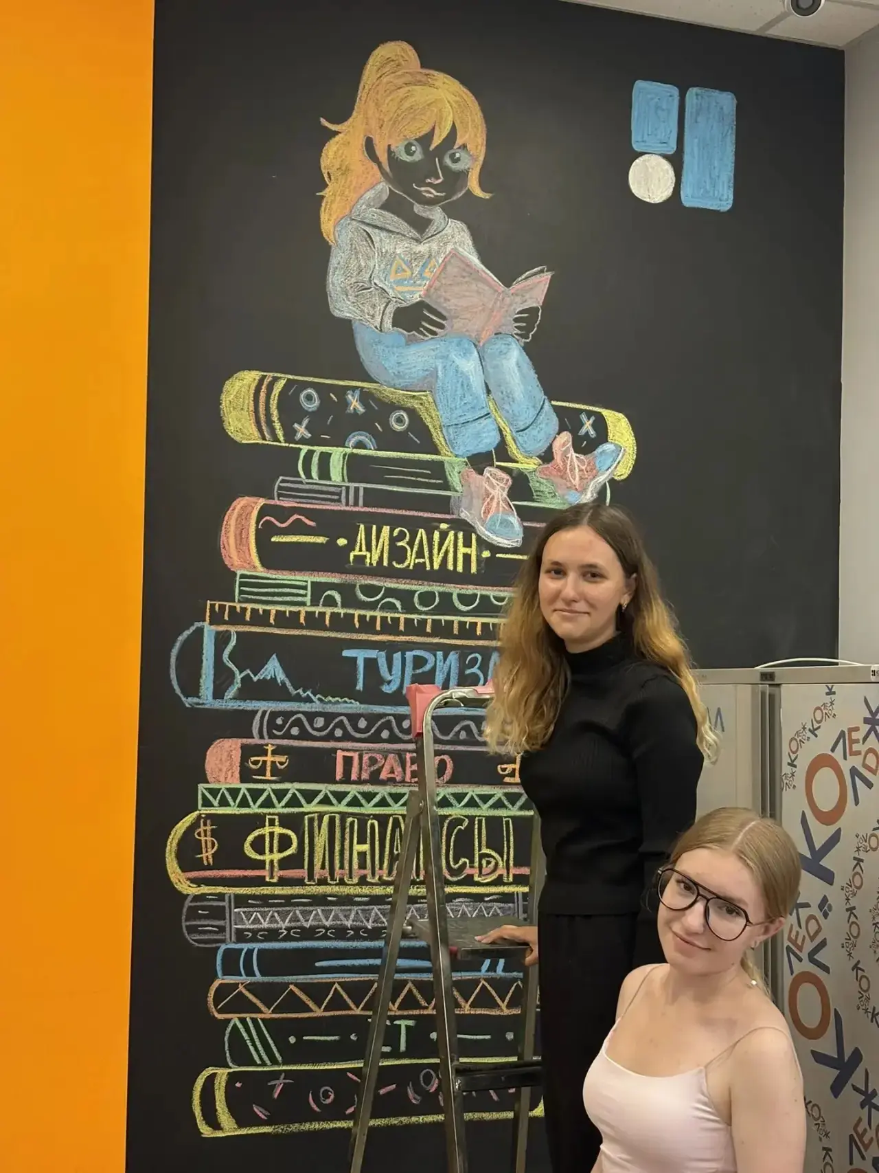 ДИЗАЙНЕРЫ В ДЕЛЕ 🎨

Студентки группы К.409с9-2 — Арина Горлачёва и Карина Кацендорн — прямо сейчас 