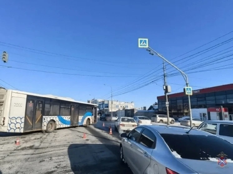 Два пешехода попали под колеса автобуса в Волгограде