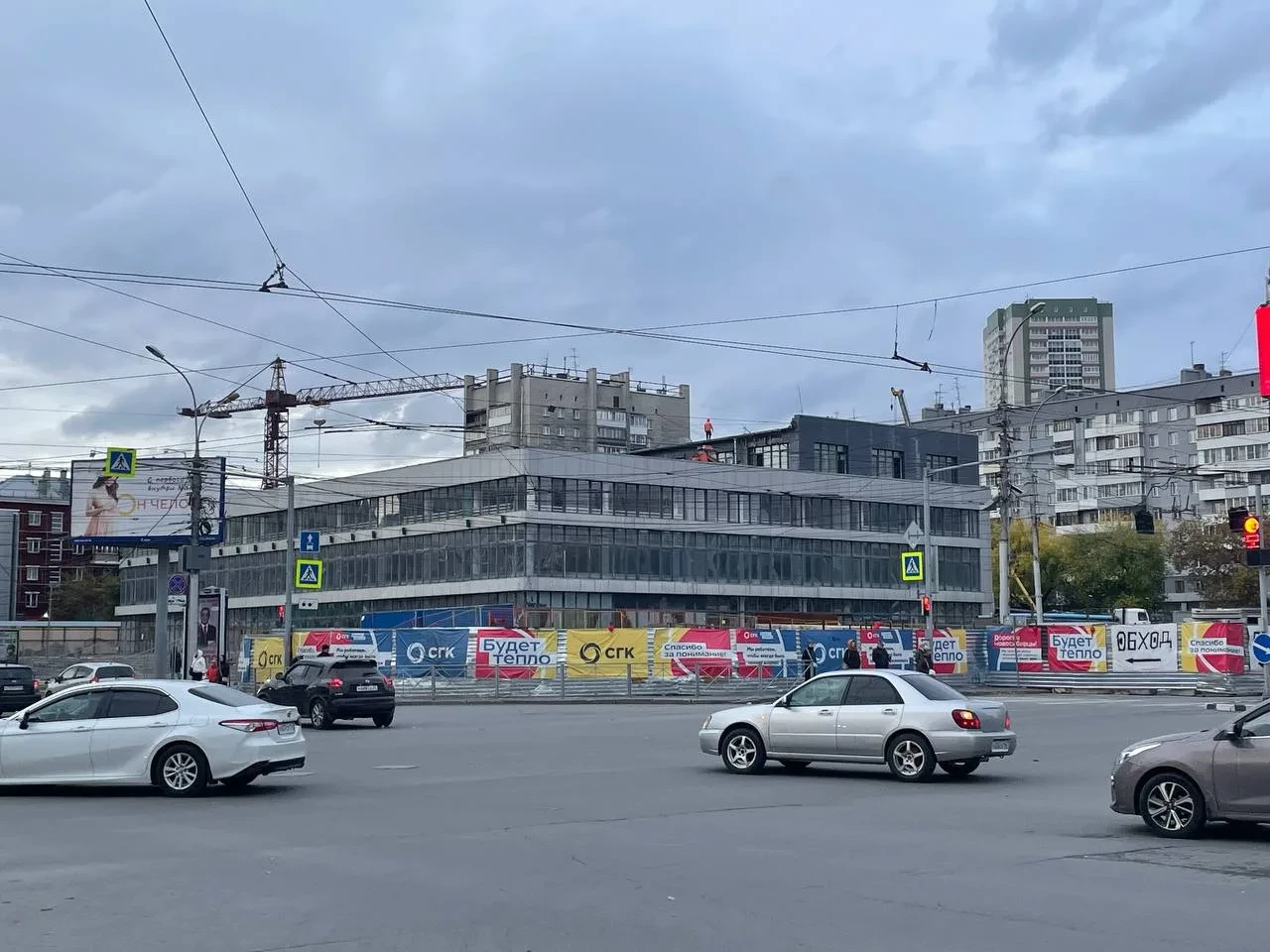 ЦУМ в центре Новосибирска начали готовить к сносу. Рабочие вывозят из здания мебель и д...