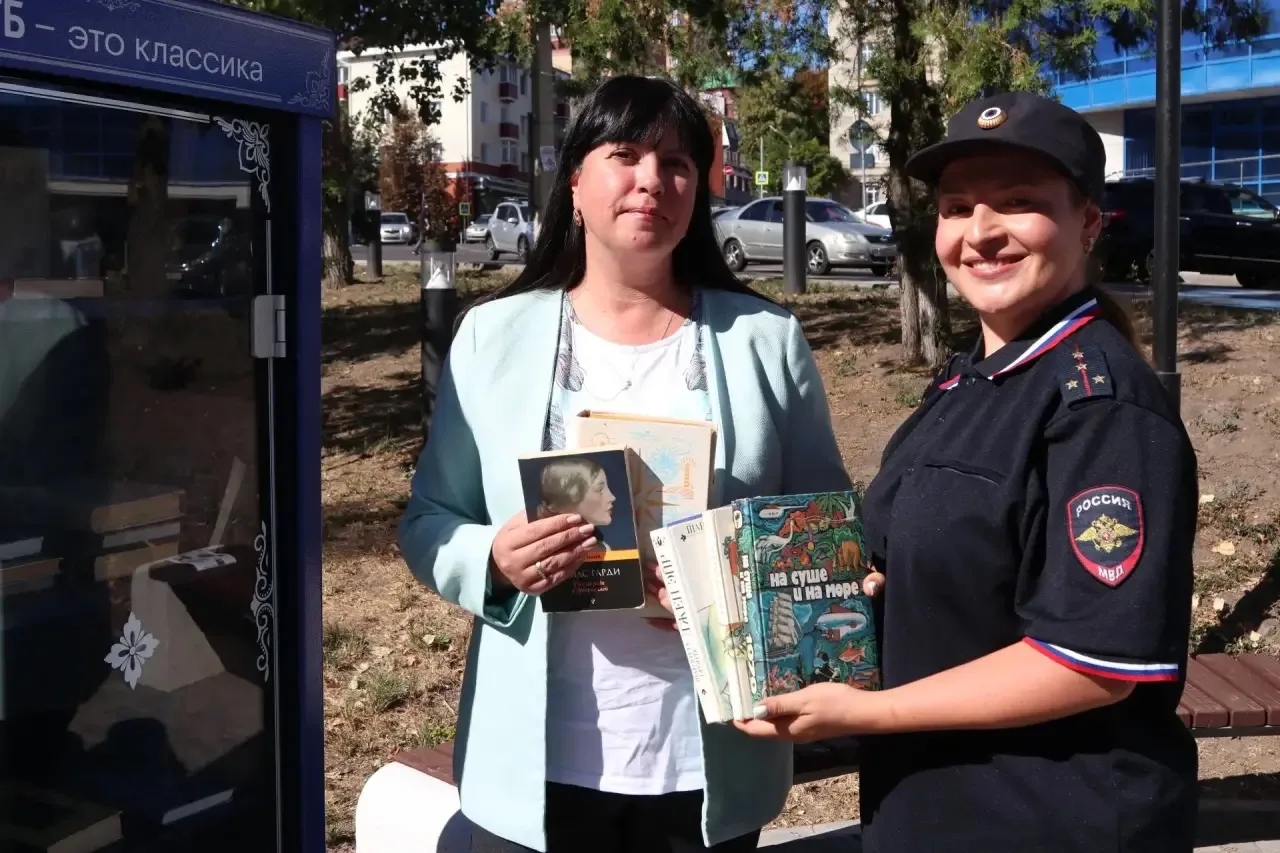 📚В Курске полицейские и общественники пополнили книжный шкаф