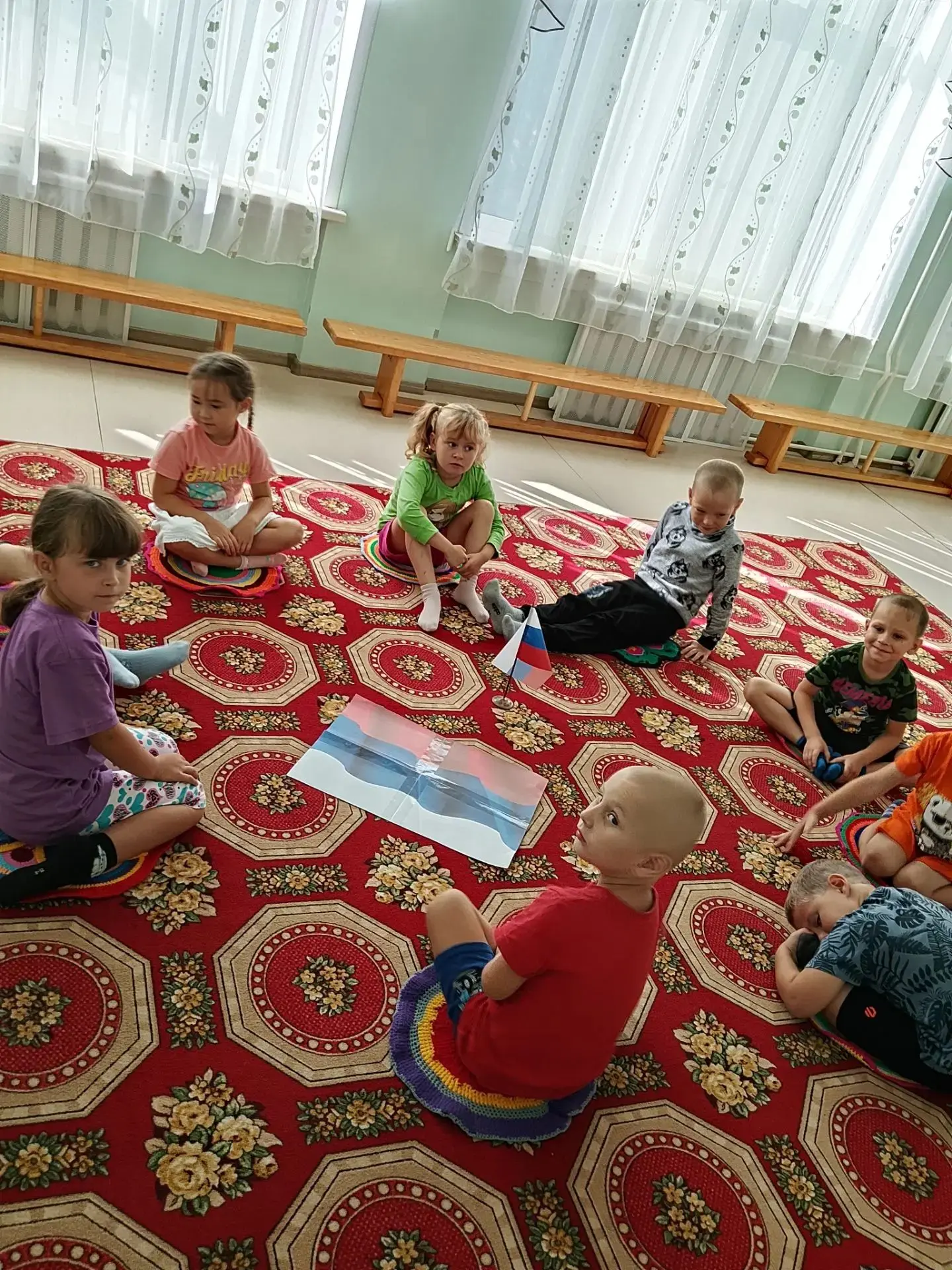 В нашем детском саду прошёл праздник, посвящённый Дню флага. В доступной для детей форм...