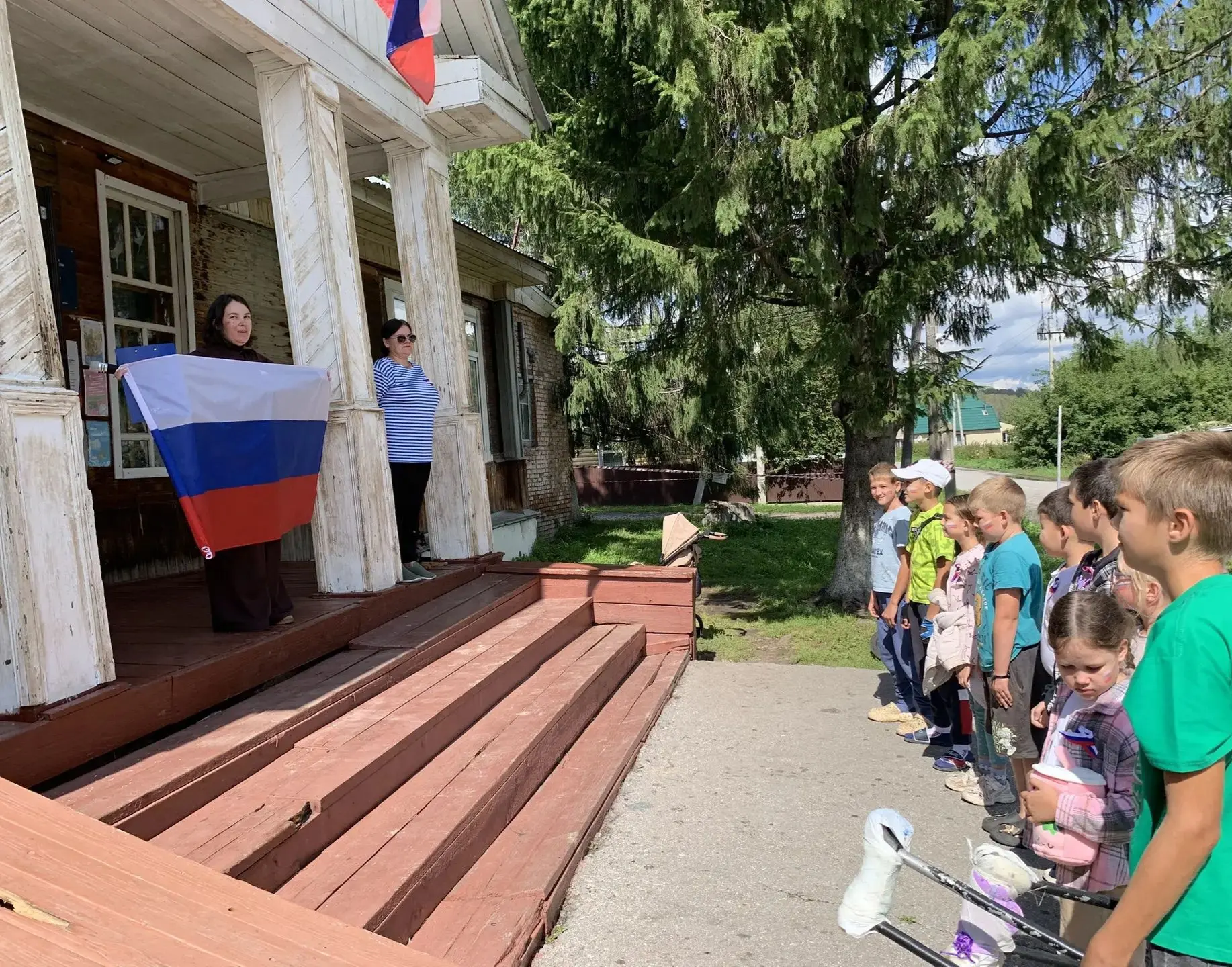 Сегодня на площадке перед нашим ДК царила особенная атмосфера — тёплая, душевная, по-на...